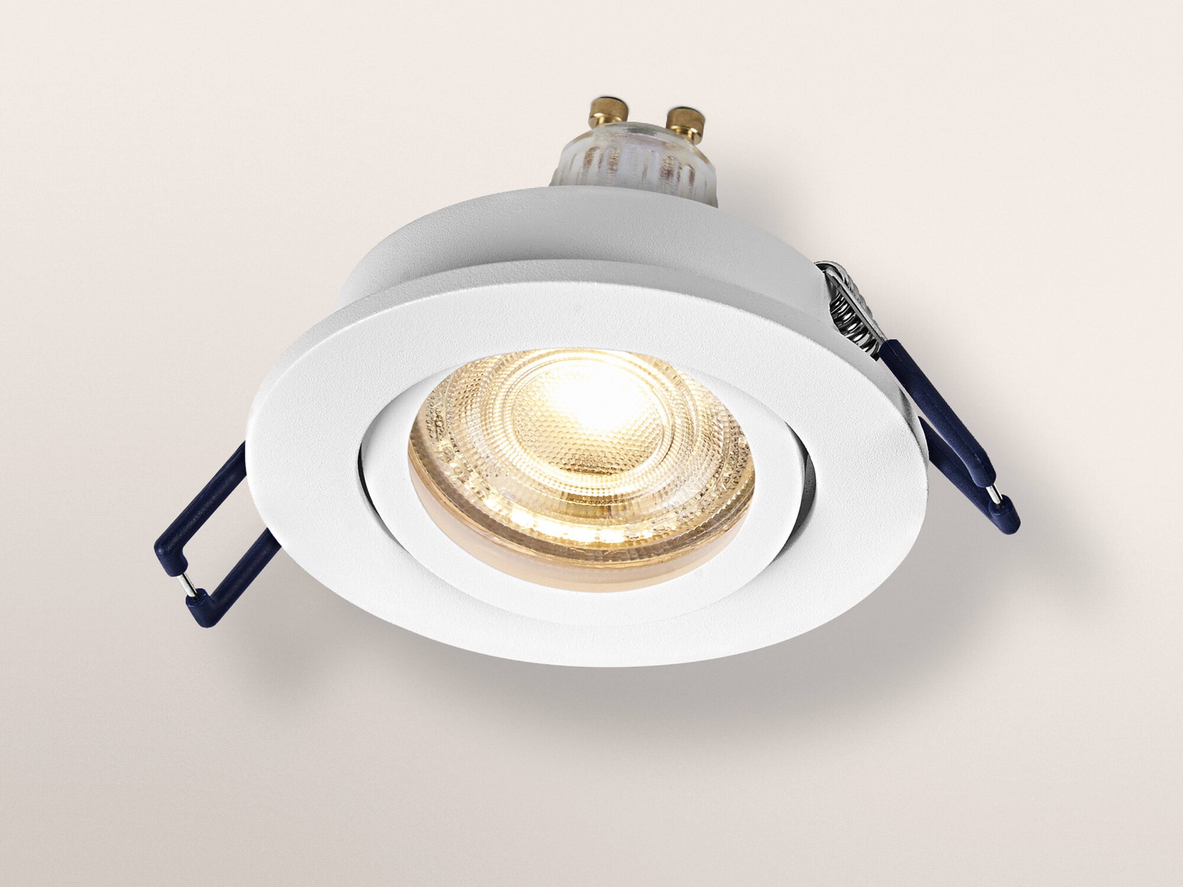 Eine weiße, bündig montierte Deckenleuchte mit kreisförmigem Design, dargestellt mit eingeschaltetem warmem Licht, vor einem einfachen Hintergrund.