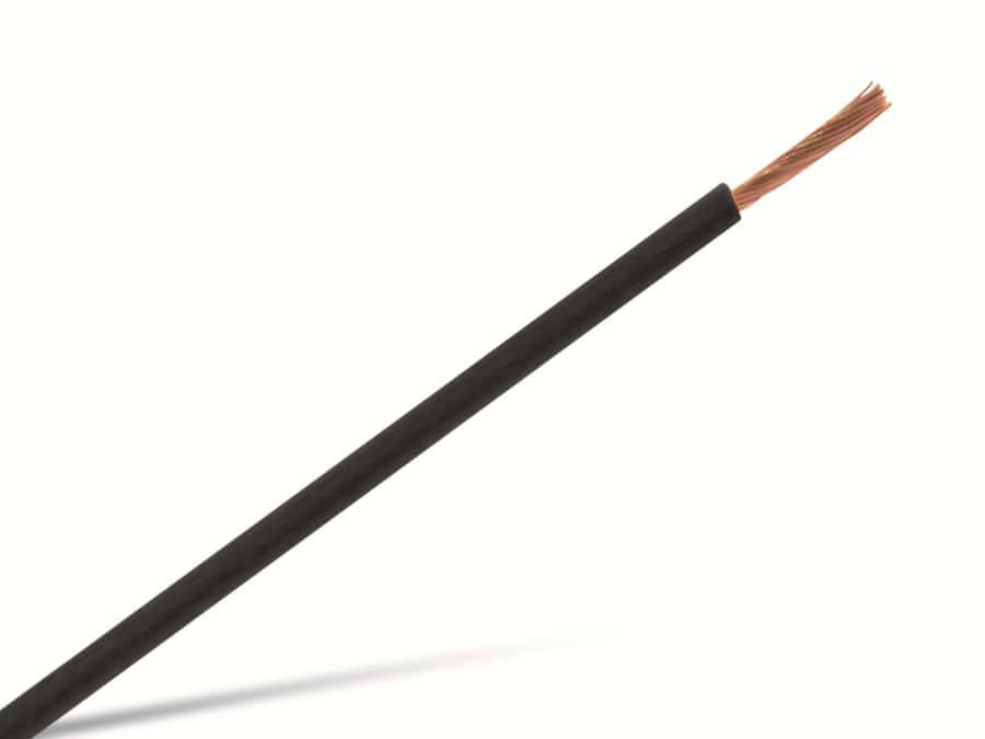 Ein einzelner Kupferdraht, teilweise mit schwarzer Beschichtung auf der linken Seite isoliert, vor weißem Hintergrund.