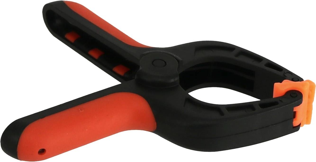 Eine Kunststoffklemme mit schwarzem Gehäuse und roten Griffen, zum sicheren Halten von Objekten.
