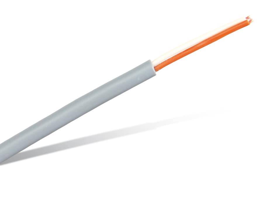 Eine Nahaufnahme eines Elektrodrahts mit einer grauen Außenschicht und sichtbaren Kupfer- und weißen Innendrähten, dargestellt vor einem weißen Hintergrund.
