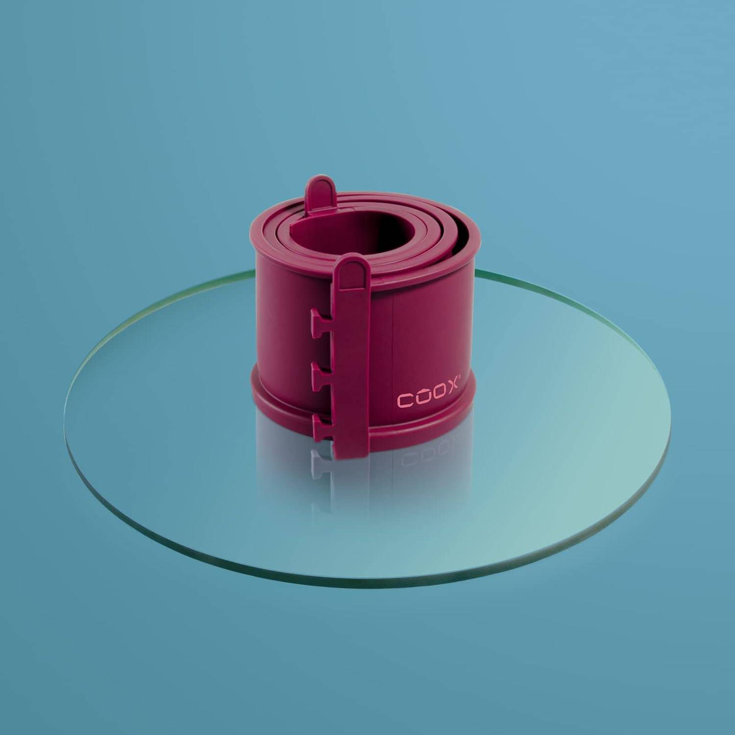 Eine dunkelrote, zylindrische Silikonkuchenform mit der Aufschrift 