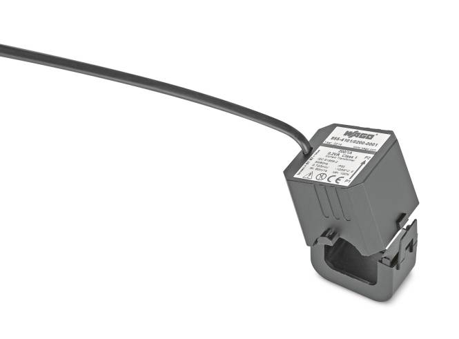 Ein Wago-Stromsensor mit angebrachtem Kabel, mit einer rechteckigen Öffnung zum Umklemmen eines Drahtes, verwendet für elektrische Messungen.