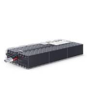 Eine schwarze rechteckige Powerbank mit angeschlossenem Kabel, liegend auf weißem Hintergrund.