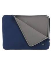 Ein dunkelblauer Laptop-Sleeve mit grauem Innenfutter ist teilweise geöffnet und zeigt die innere Polsterung. Der Buchstabe „M