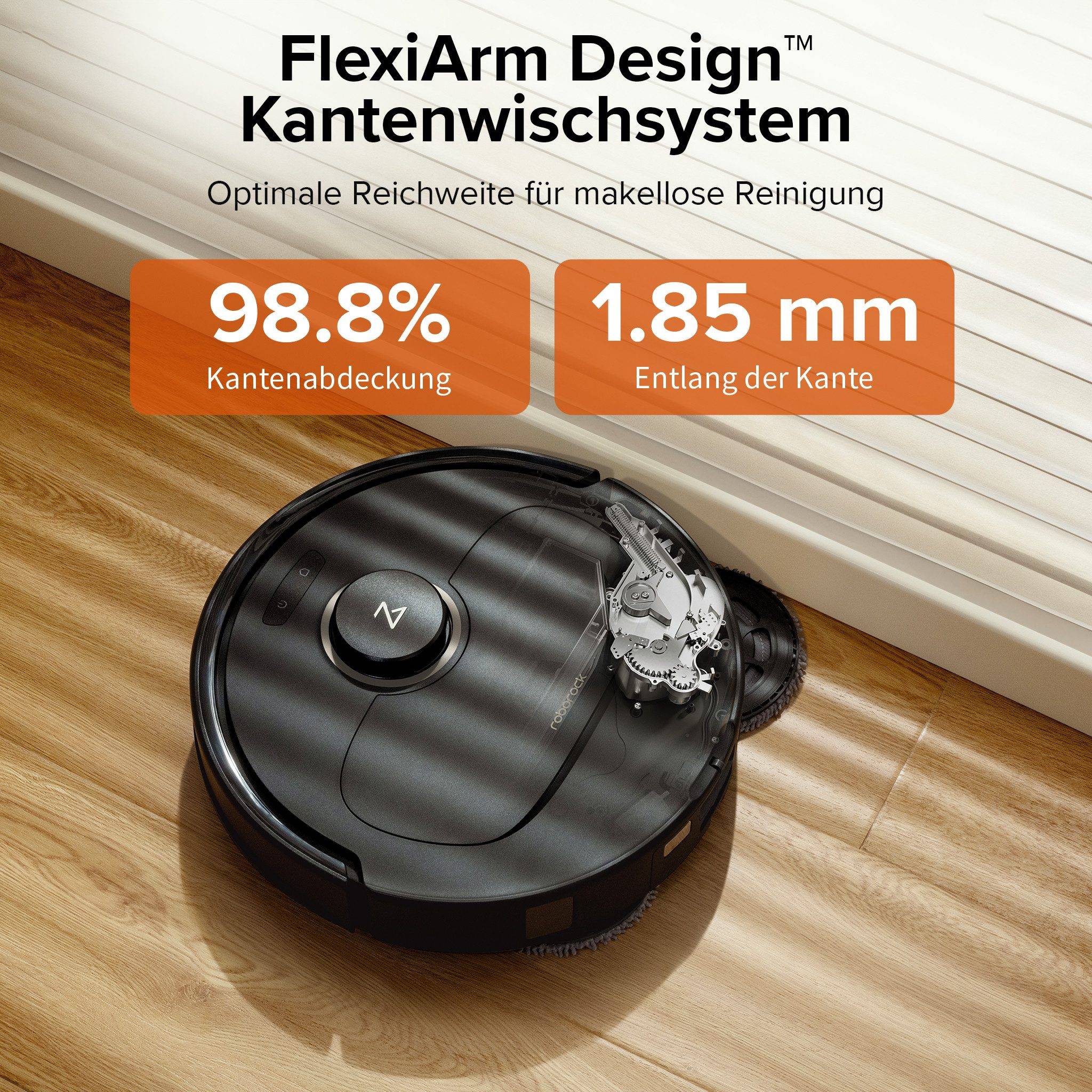 Ein Roboterstaubsauger mit FlexiArm-Design, der die Kante eines Raums fegt. Texthervorhebungen: 98,8 % Abdeckung, 1,85 mm vom Rand entfernt.
