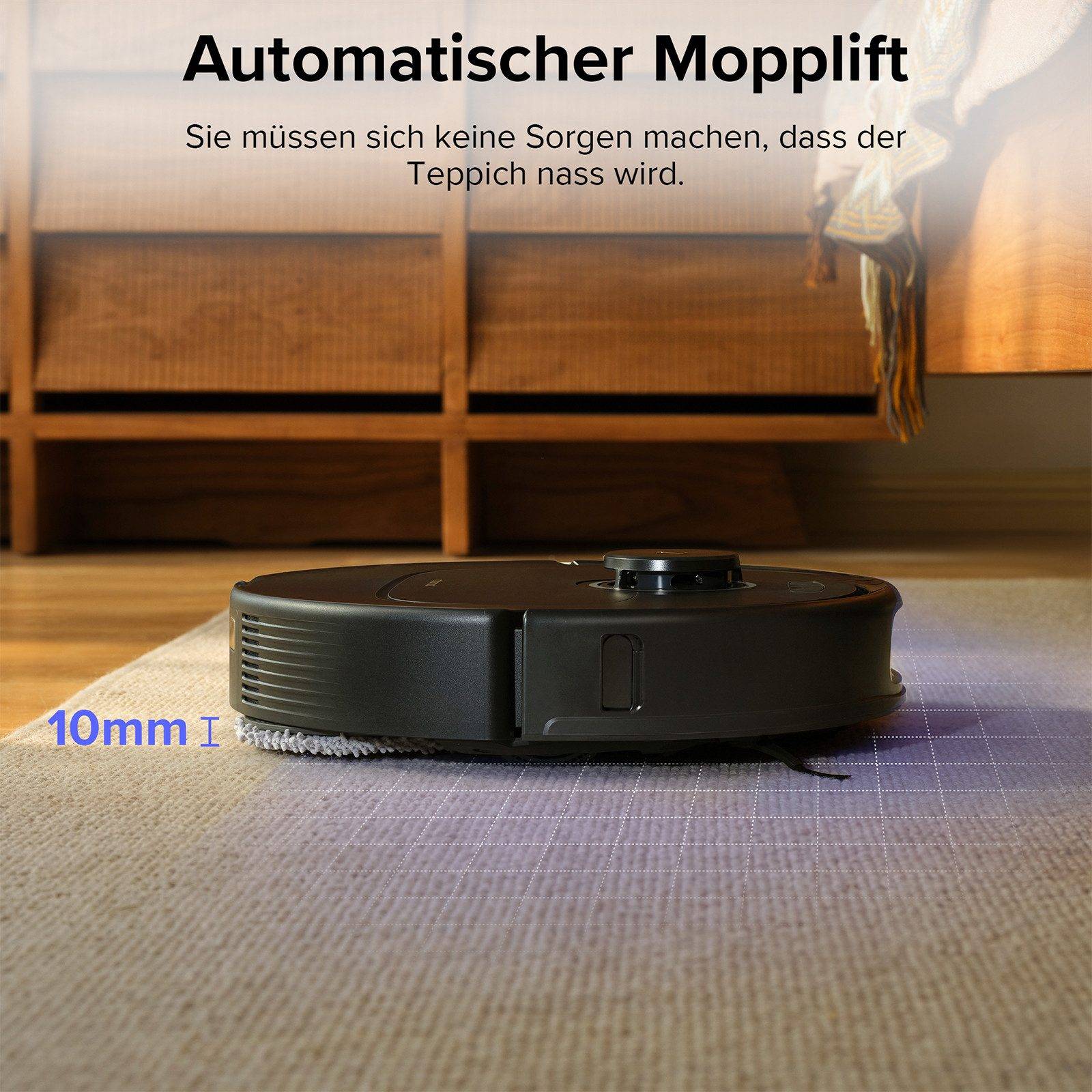 Ein Roboterstaubsauger ist auf einem Holzboden in der Nähe eines Teppichs zu sehen und wird mit Funktionen für das automatische Anheben des Wischers beworben, um zu vermeiden, dass Teppiche nass werden.