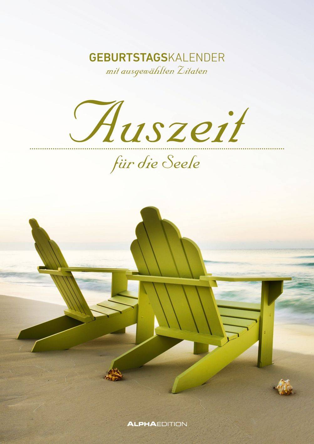 Zwei leere Liegestühle an einem ruhigen Strand mit Blick auf das Meer, mit dem Text „Auszeit für die Seele