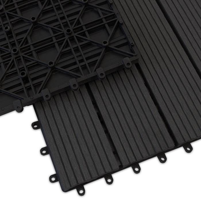 Ineinandergreifende schwarze Fliesen mit Rastermuster auf der Unterseite, entwickelt für einfache Montage und vielseitige Verwendung in Bodenbelägen.