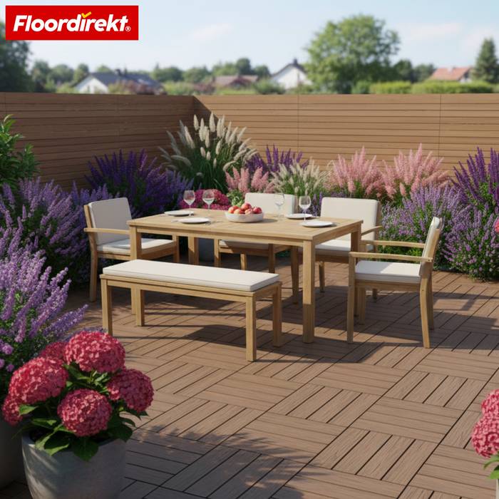 Ein Holz-Patiomöbel-Set mit vier Stühlen und einer Bank ist von lebendigen Blumen unter einem klaren Himmel umgeben und schafft eine friedliche Outdoor-Szene.
