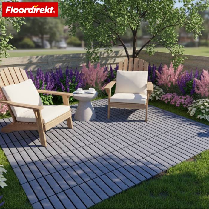 Ein moderner Außenpatio-Set in einem Garten mit zwei weißen Stühlen und einem kleinen Tisch auf einer Holzterrasse, umgeben von üppigem Grün und Blumen.