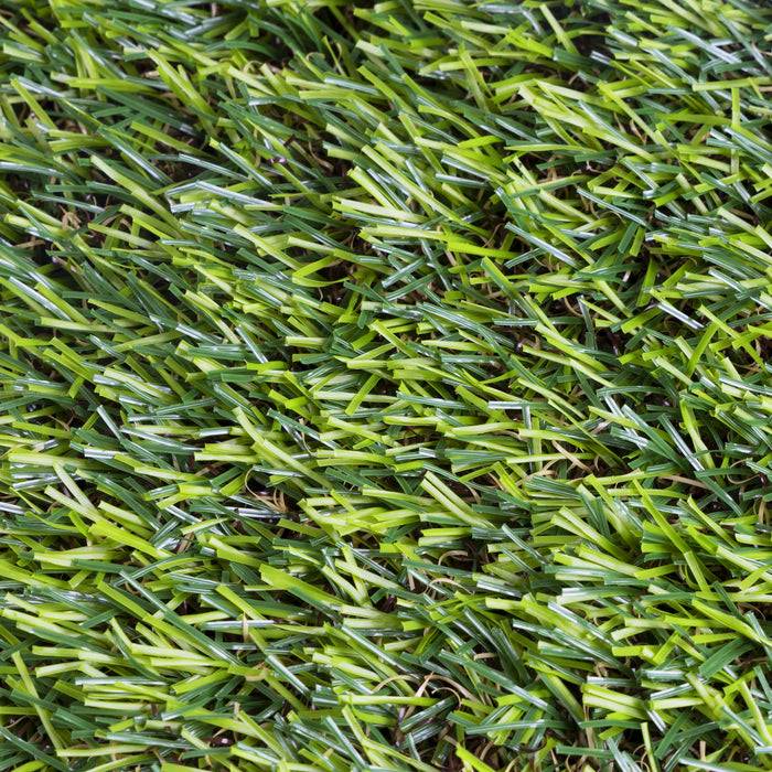 Nahaufnahme von Kunstrasen mit kurzen, grünen Halmen, die Textur und Üppigkeit zeigen und natürlichem Gras ähneln.