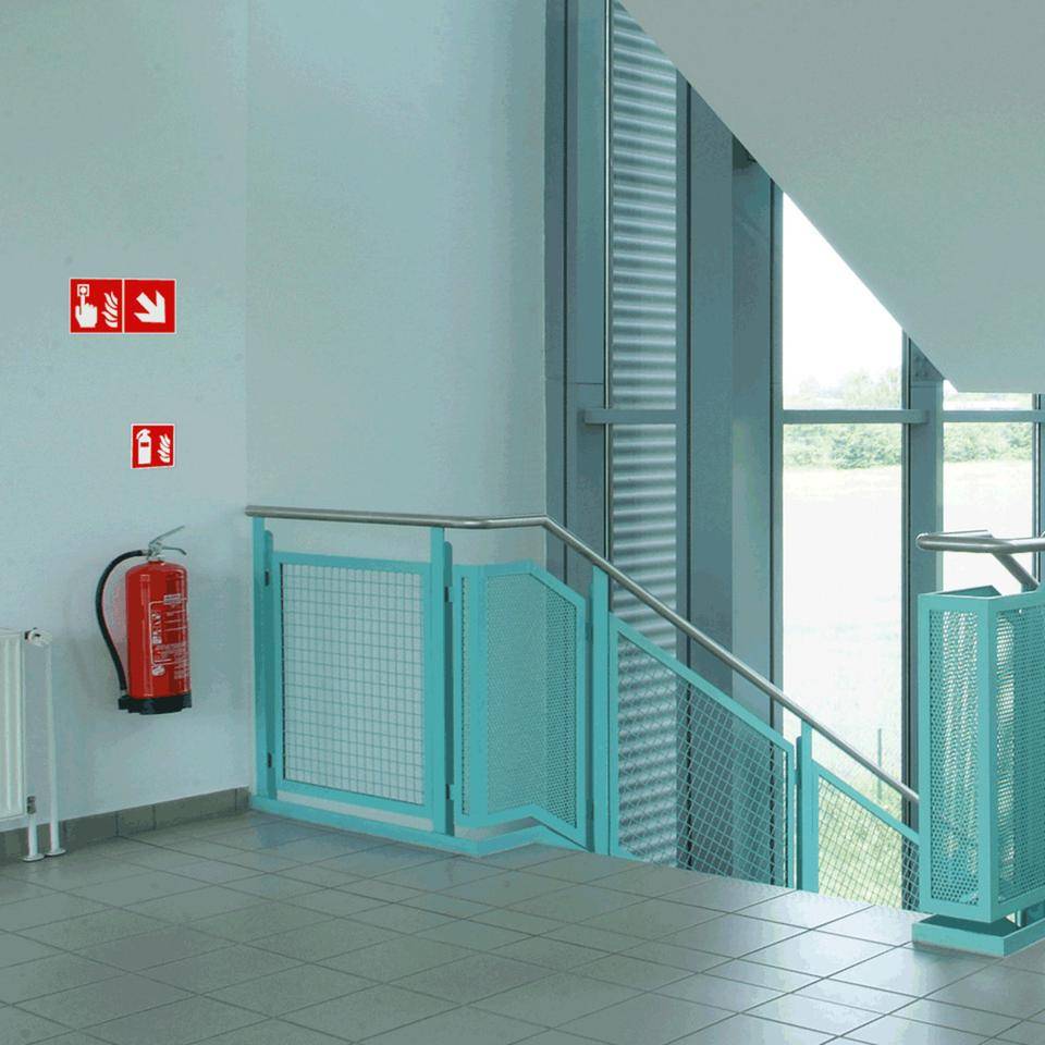PERMALIGHT® power langnachleuchtend Brandschutzzeichen Richtungspfeil diagonal, ASR/ISO, Folie, 150x150mm