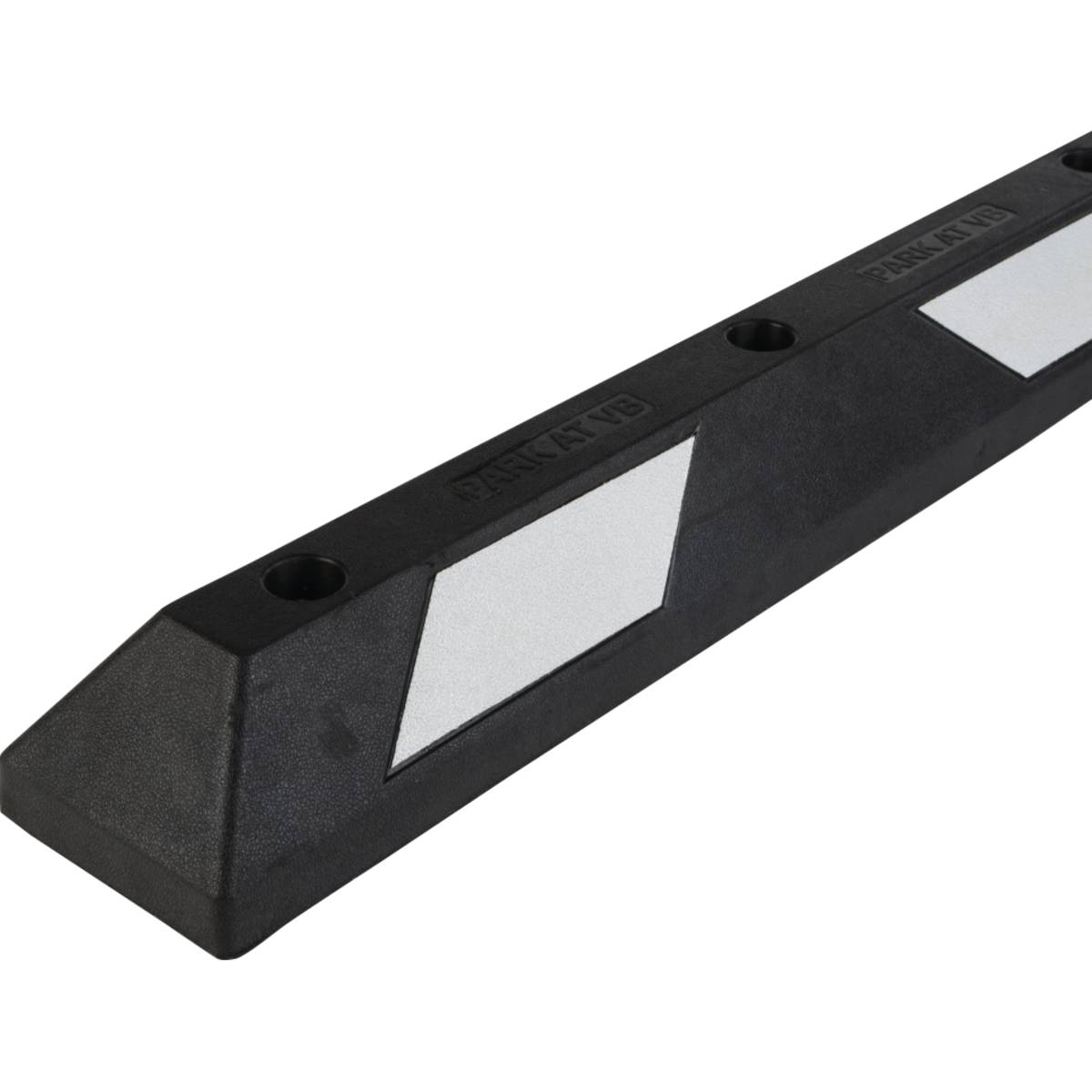 Ein schwarzer Gummi-Parkkantensteins mit weißen reflektierenden Streifen und vier Befestigungslöchern.