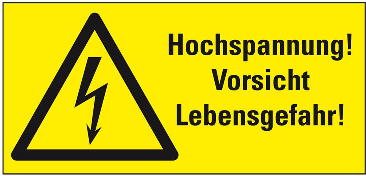 Ein gelbes Warnschild mit einem schwarzen Blitzsymbol, das auf Deutsch „Hochspannung, Lebensgefahr