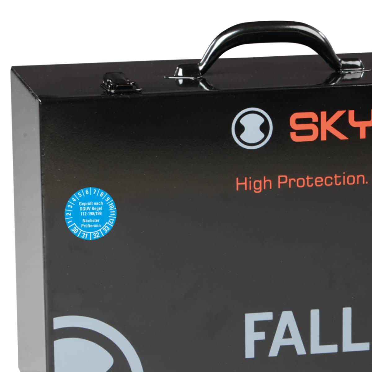 Eine schwarze Werkzeugkiste mit 'SKY'-Logo und 'High Protection'-Text darauf. Ein blauer Aufkleber zeigt eine Kreisscala.