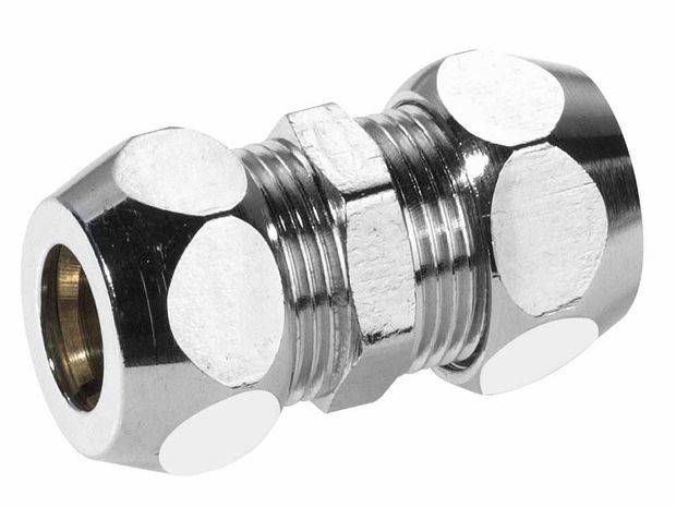 Ein glänzender sechskantiger Steckverbinder, wahrscheinlich aus Metall gefertigt, mit Gewinde an den Enden.