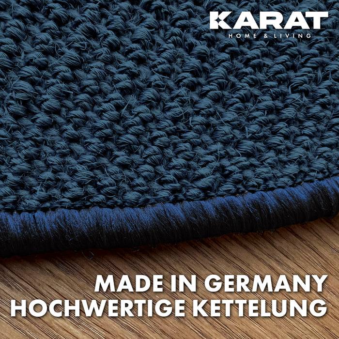 Nahaufnahme eines strukturierten dunkelblau gewebten Materials mit dem Text „Made in Germany Hochwertige Kettelung