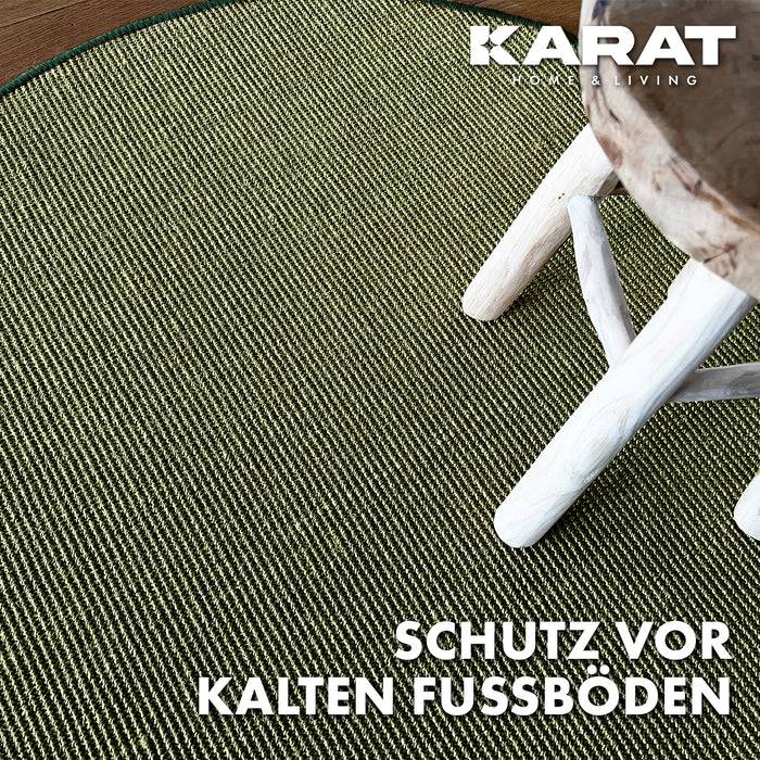 Ein Stuhlbein aus Holz auf einem grünen Webteppich, mit dem Text „Schutz vor kalten Fußböden