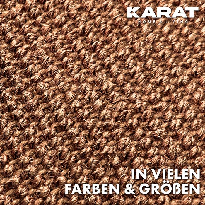 Nahaufnahme eines strukturierten braunen Stoffes mit dem Text „Karat Home & Living