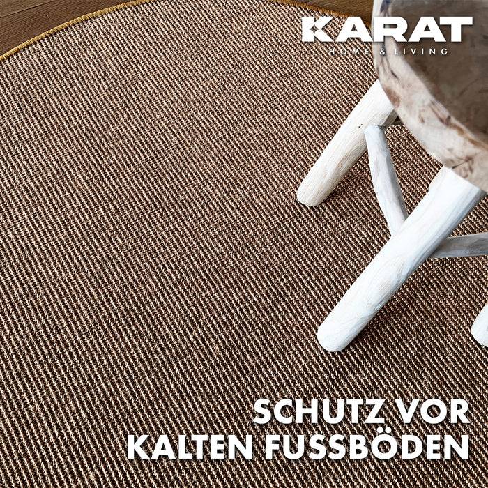 Ein gewebter beigefarbener Teppich auf einem Holzboden, teilweise sichtbar mit einem Holzstuhlbein. Text: 'Schutz vor kalten Fußböden'.