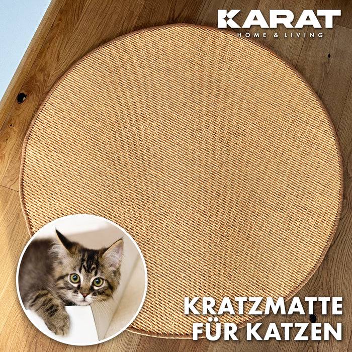 Runde Kratzmatte für Katzen auf Holzboden. Eingefügtes Bild eines Kätzchens, das die Kante der Matte berührt. Der Text lautet „KRATZMATTE FÜR KATZEN