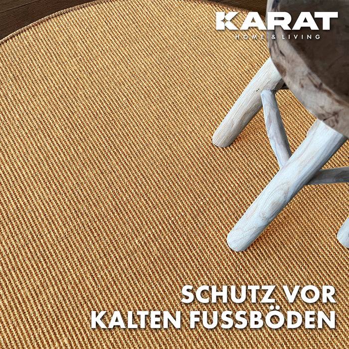 Ein braun und beige strukturierter Teppich mit einem Holzstuhlbein darauf. Der Text lautet „Schutz vor kalten Fussböden