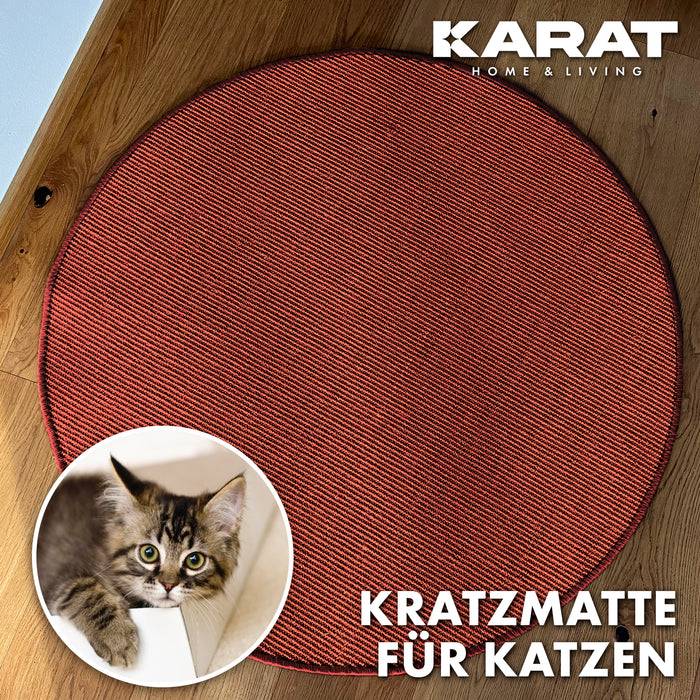 Eine runde, strukturierte Kratzmatte für Katzen auf einem Holzboden. Die Vergrößerung zeigt ein Kätzchen, das herausschaut. Text: 'Kratzmatte für Katzen', 'Karat Home & Living'.