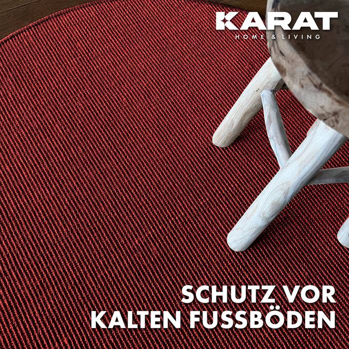 Ein weißes Holz-Stuhlbein auf einem strukturierten roten Teppich. Der Text lautet „Schutz vor kalten Fußböden