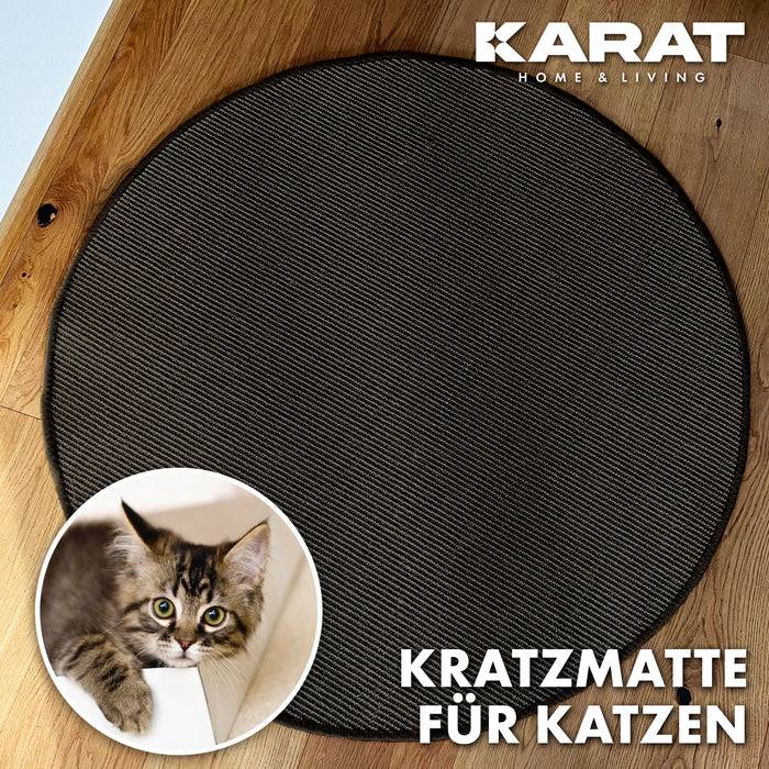 Eine runde Kratzmatte für Katzen auf einem Holzboden, mit einem eingefügten Bild eines verspielten Kätzchens, das aus einer Ecke hervorlugt. Der Text lautet „KRATZMATT FÜR KATZEN