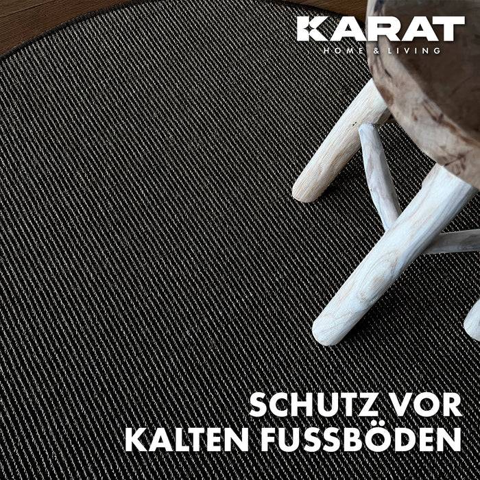 Ein Stuhlbein aus Holz auf einem strukturierten Teppich. Der Text liest sich „SCHUTZ VOR KALTEN FUSSBÖDEN