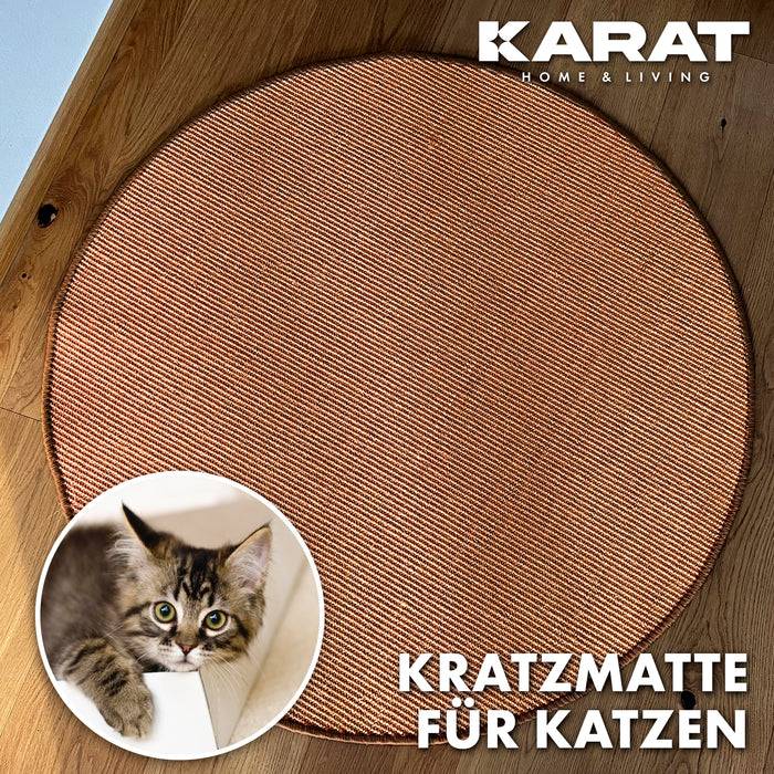 Eine runde, strukturierte Kratzmatte für Katzen auf einem Holzboden. Ein eingefügtes Bild eines Kätzchens zeigt die beabsichtigte Verwendung. Text: KRATZMATTE FÜR KATZEN.