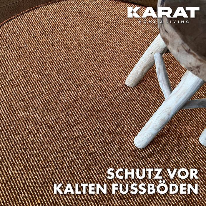 Holzbein eines Stuhls auf gewebtem Teppich, mit Text „Schutz vor kalten Fußböden