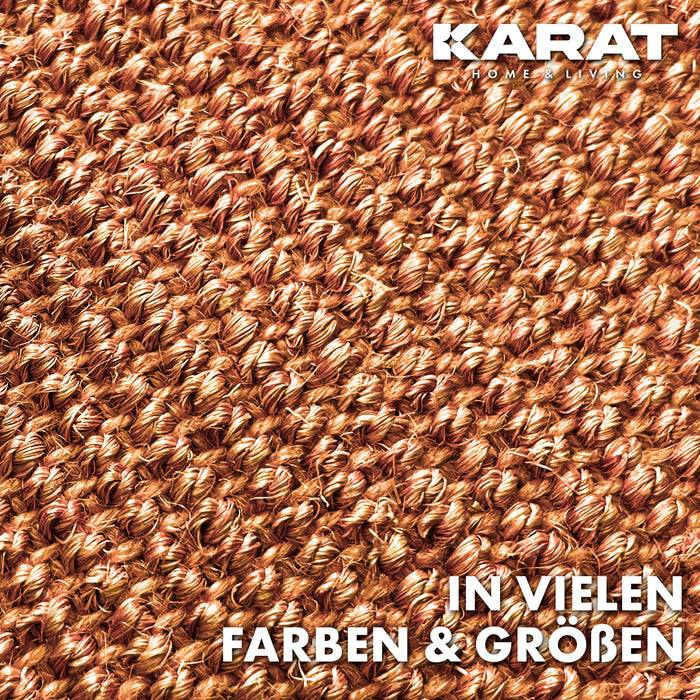 Nahaufnahme eines strukturierten braunen Stoffes mit einem Webbindungsmuster. Der Text „Karat Home Living