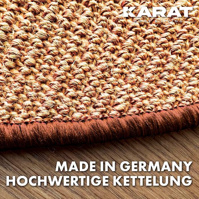 Nahaufnahme einer gewebten Teppichkante auf Holzboden mit dem Text „MADE IN GERMANY HOCHWERTIGE KETTELUNG