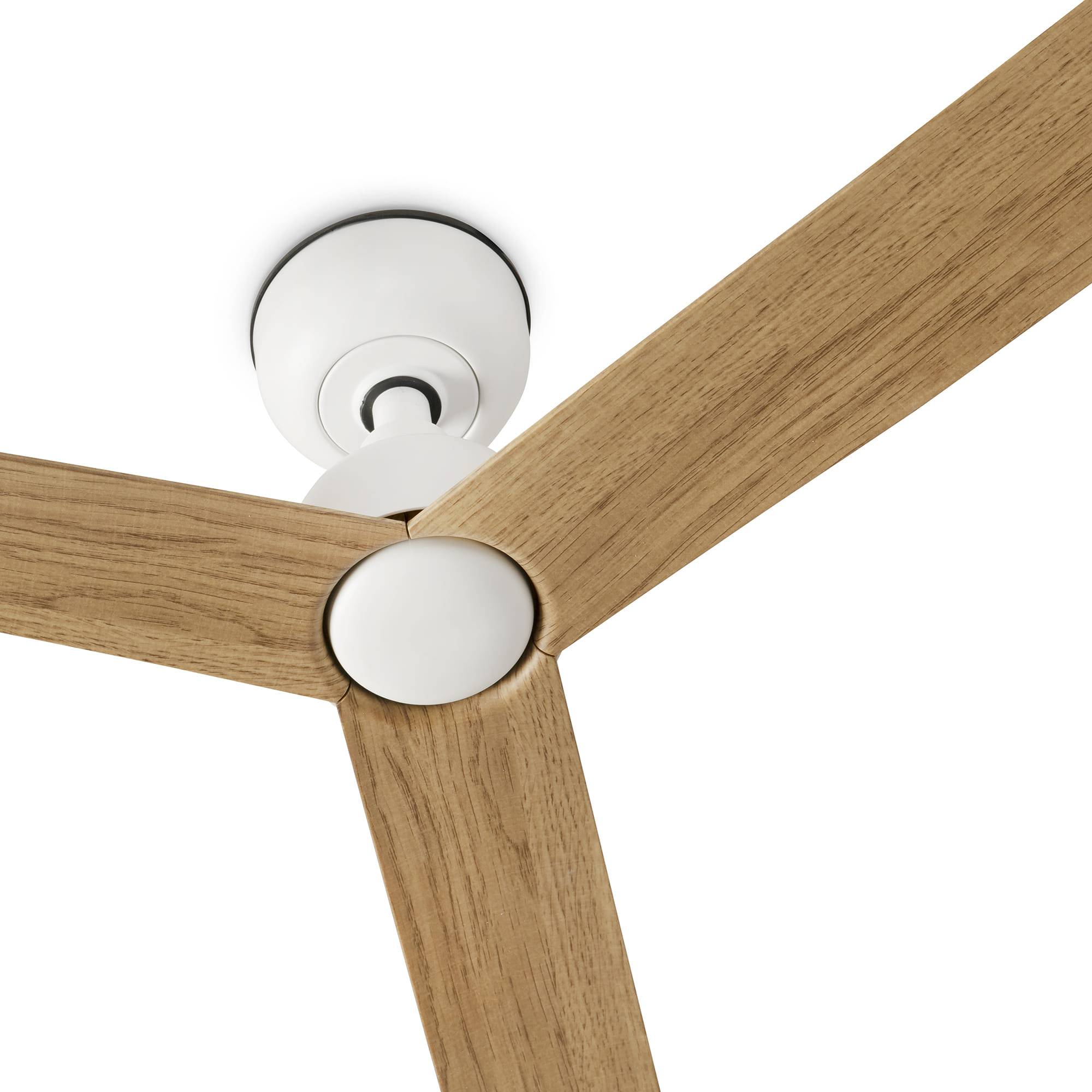 Ein Deckenventilator mit drei Holzblättern und einer weißen zentralen Nabe, von unten betrachtet, entworfen für moderne Innenräume.