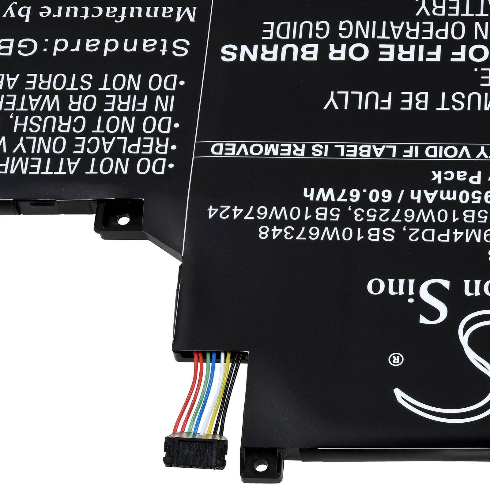 Eine rechteckige elektronische Batterie mit einer Seriennummer und Sicherheitswarnungen ist teilweise sichtbar und zeigt mehrfarbige Drähte, die auf einer Seite angeschlossen sind.