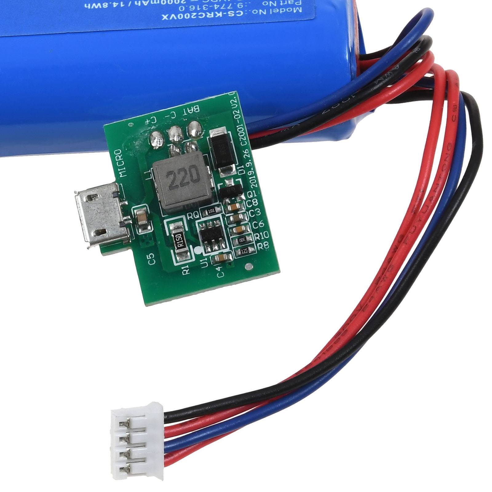 Ein blauer Akku mit angeschlossenem Schaltkreis und roten, schwarzen und weißen Drähten. Die Leiterplatte enthält einen Micro-USB-Anschluss und beschriftete elektronische Komponenten.