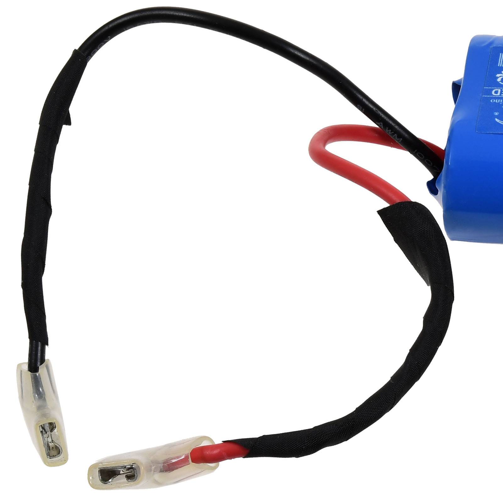 Ein Batterieladekabel mit Anschlüssen an beiden Enden, einer rot und einer schwarz, zum Anschließen an eine Stromquelle und eine Batterie ausgelegt.