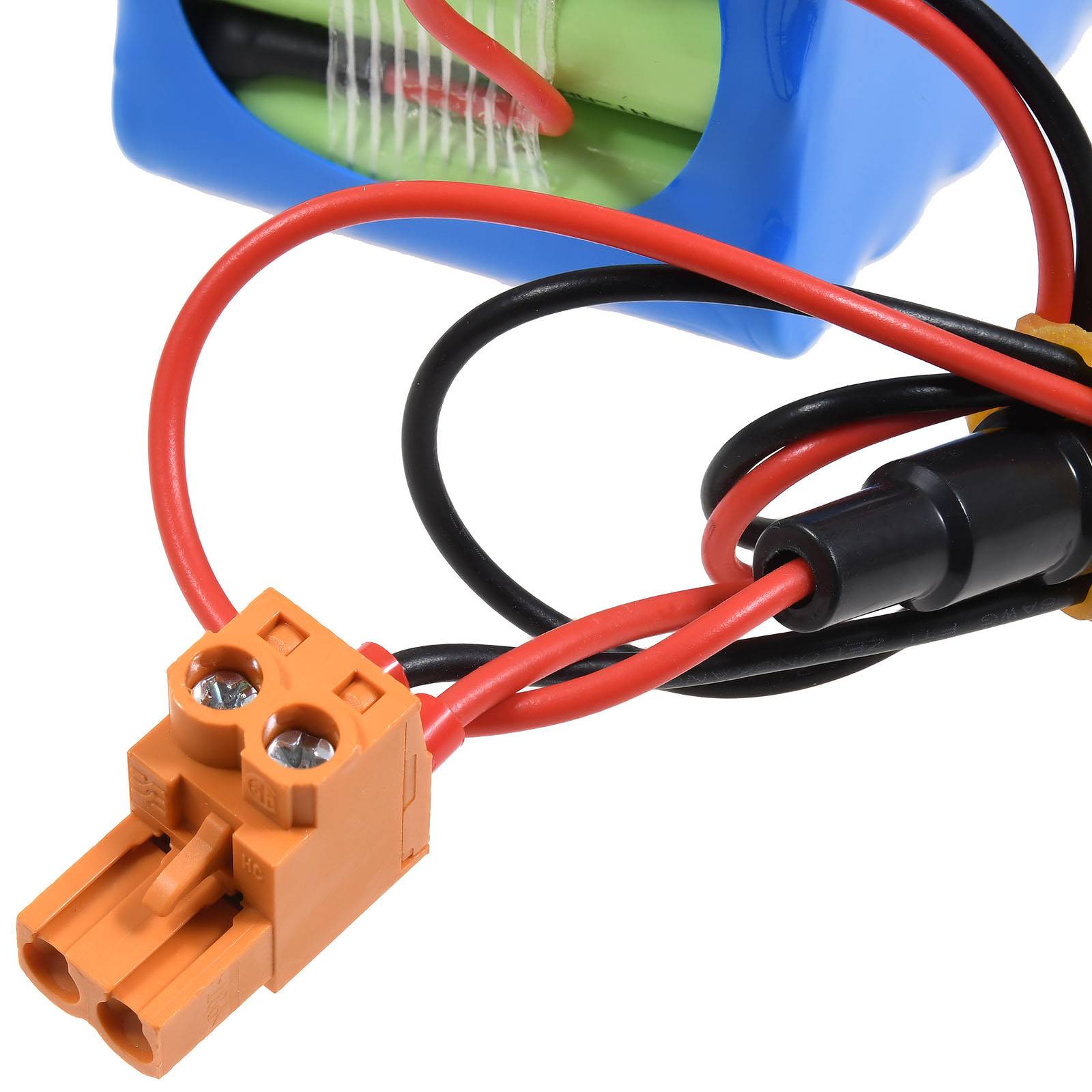 Nahaufnahme eines blauen Batteriepakets mit roten und schwarzen Drähten, die mit einem orangefarbenen Stecker verbunden sind, was die Stromverbindungen veranschaulicht.