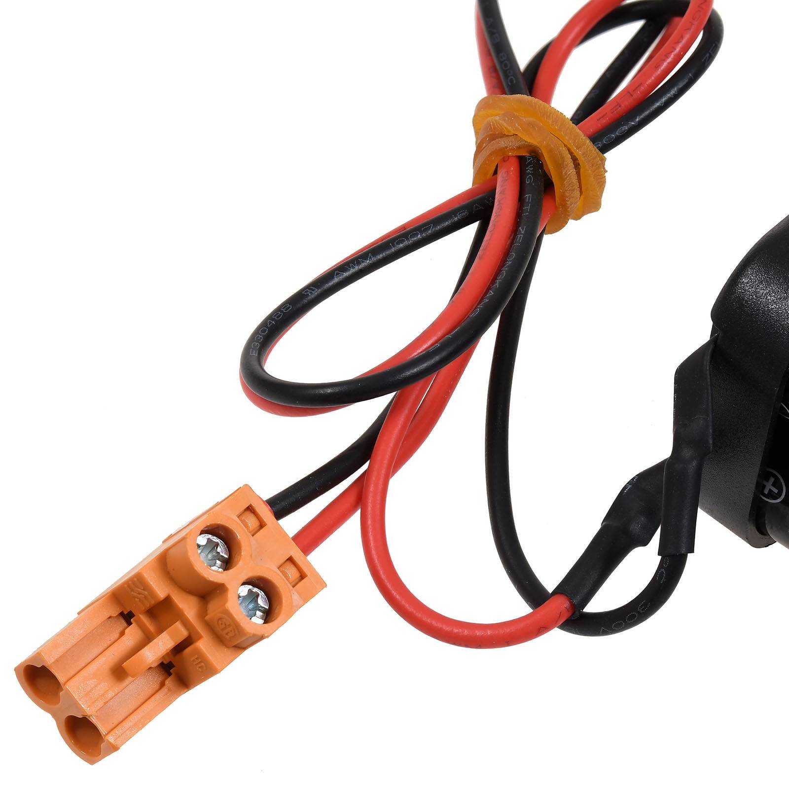 Ein orangefarbiger Stecker mit rot und schwarz gefärbten Drähten, die zusammen mit einem Kabelbinder aufgerollt sind.