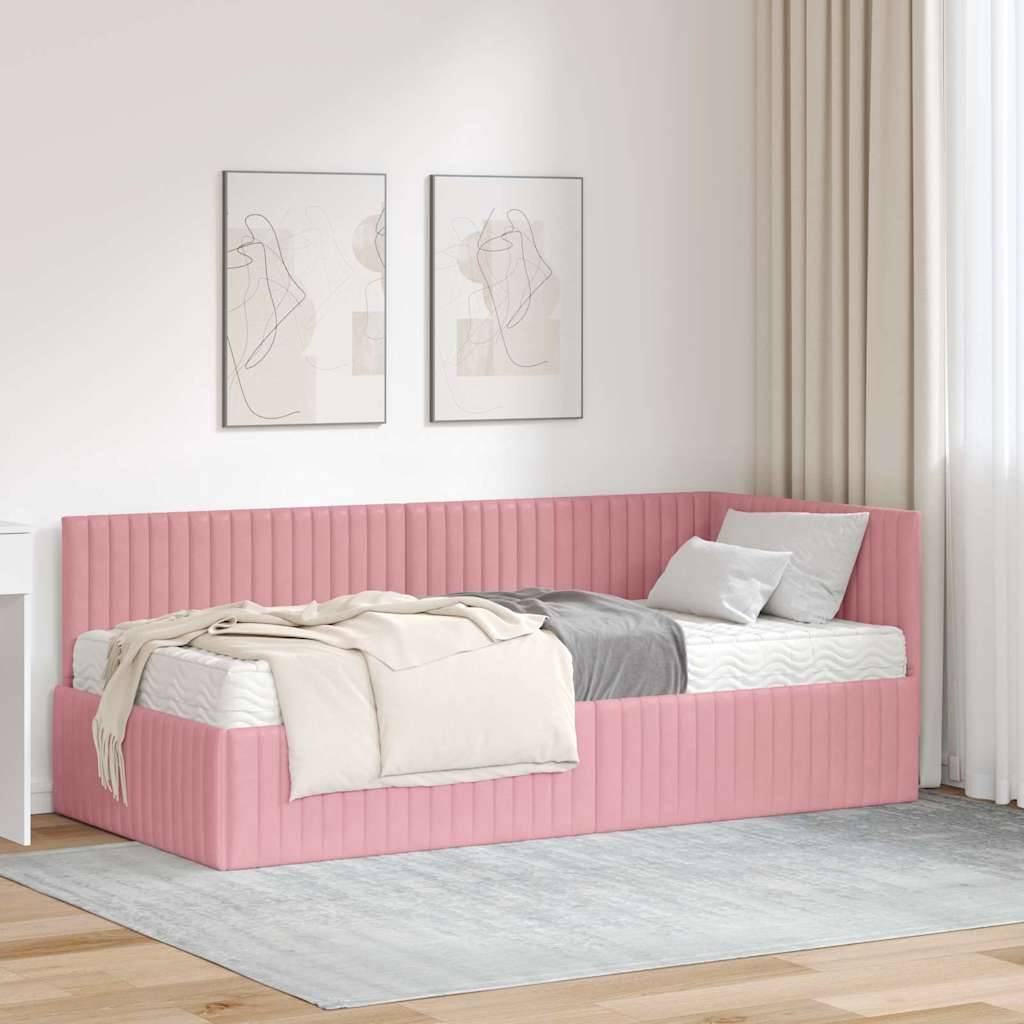 Ein rosa Tagesbett mit einer weißen Matratze und Kissen an einer Wand mit abstrakten Gemälden aufgestellt. In der Nähe ein weißer Schreibtisch und cremefarbene Vorhänge.