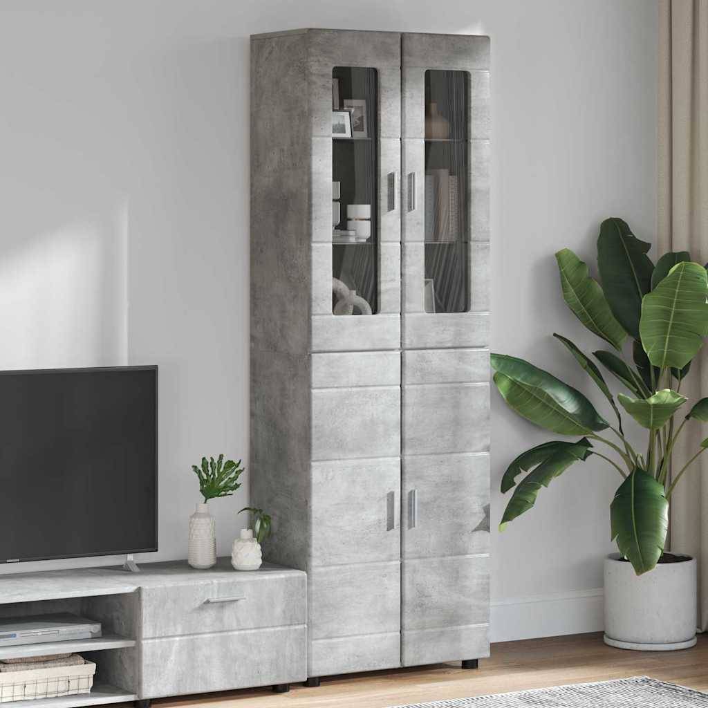 Ein modernes Wohnzimmer mit einem hohen grauen Schrank, Glastüren, einem Fernseher auf einem passenden Ständer und einer großen Topfpflanze neben ihnen.