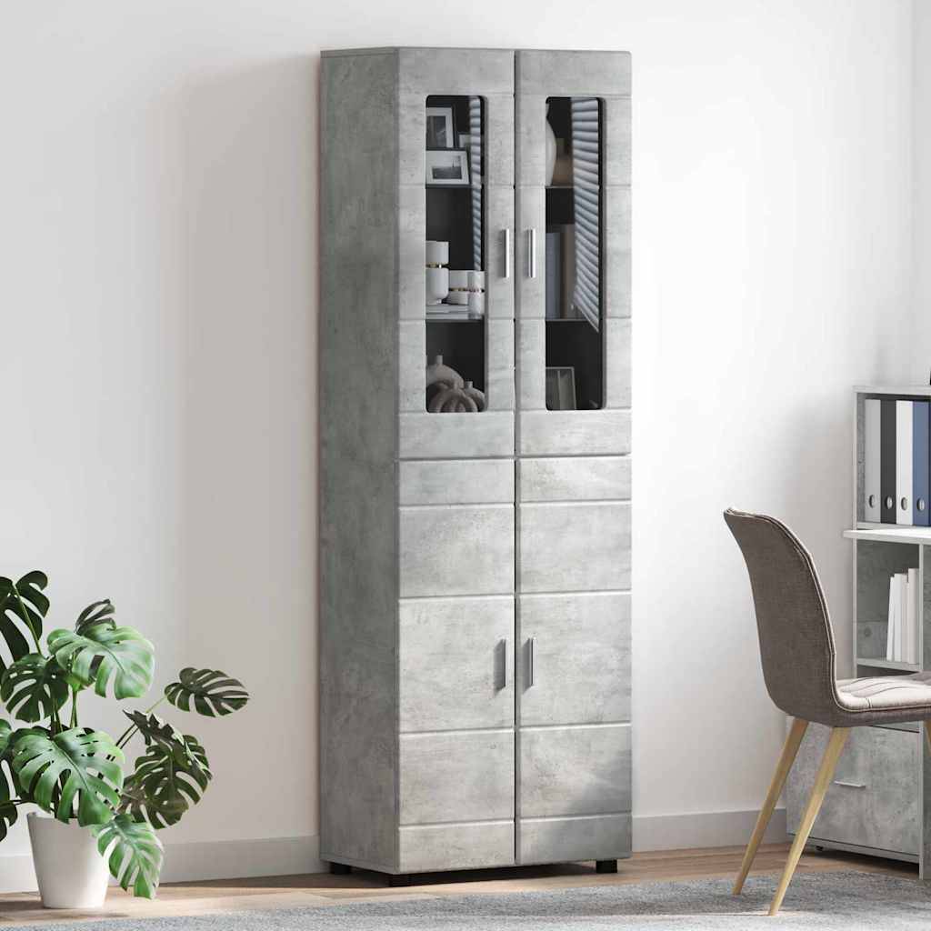 Ein hohes, graues Holzschrank mit zwei Glastüren wird in einem minimalistischen Raum neben einem Stuhl und einer Pflanze gezeigt, was auf ein Heimbüro hindeutet.