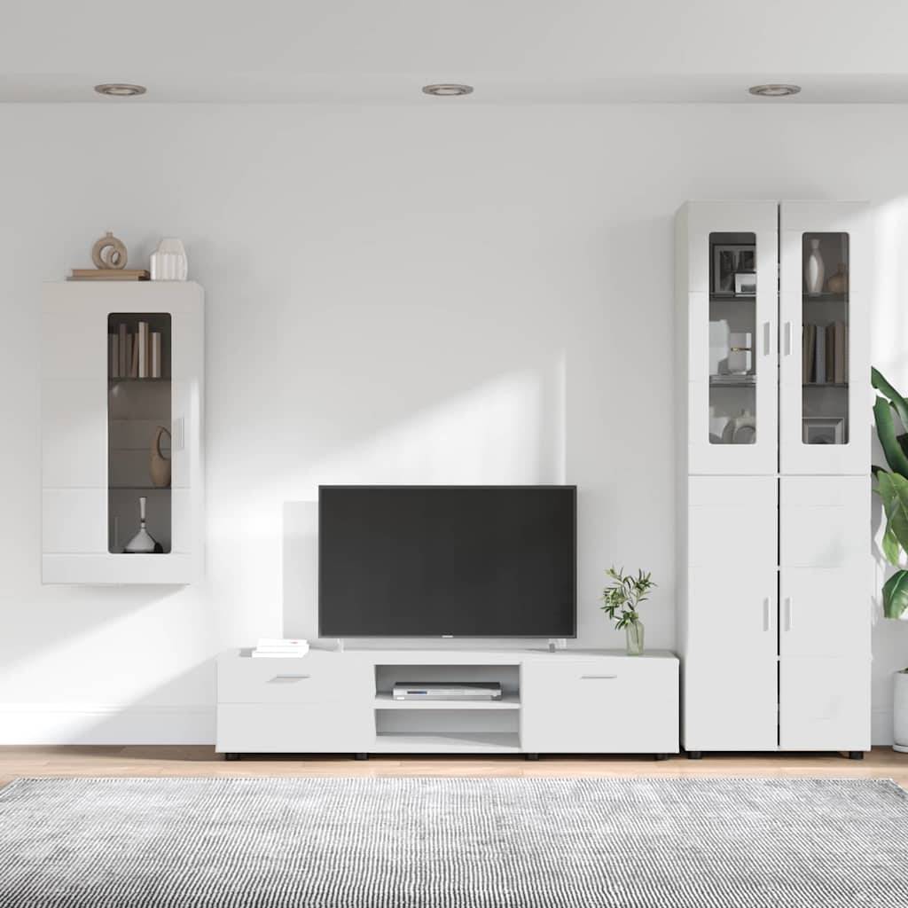 Ein modernes Wohnzimmer mit einem Flachbildfernseher auf einer weißen Medienkonsole, flankiert von Glastürschränken, und einem Bücherregal mit Dekorationsobjekten.