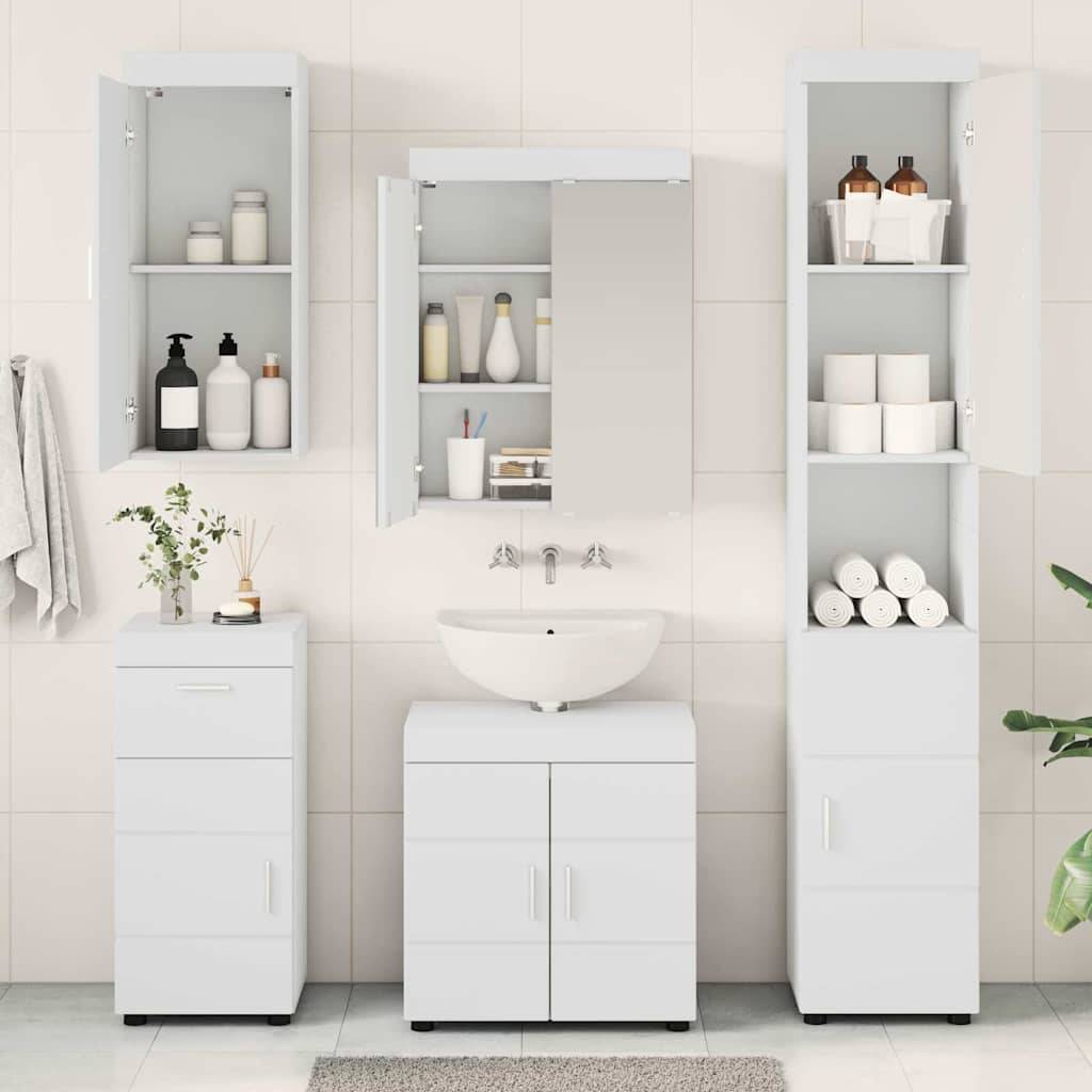 Eine moderne Badezimmereinrichtung mit weißen Schränken, einem Waschbecken und offenen Regalen, die Toilettenartikel und Handtücher präsentieren. Eine kleine Pflanze schmückt die Arbeitsplatte.