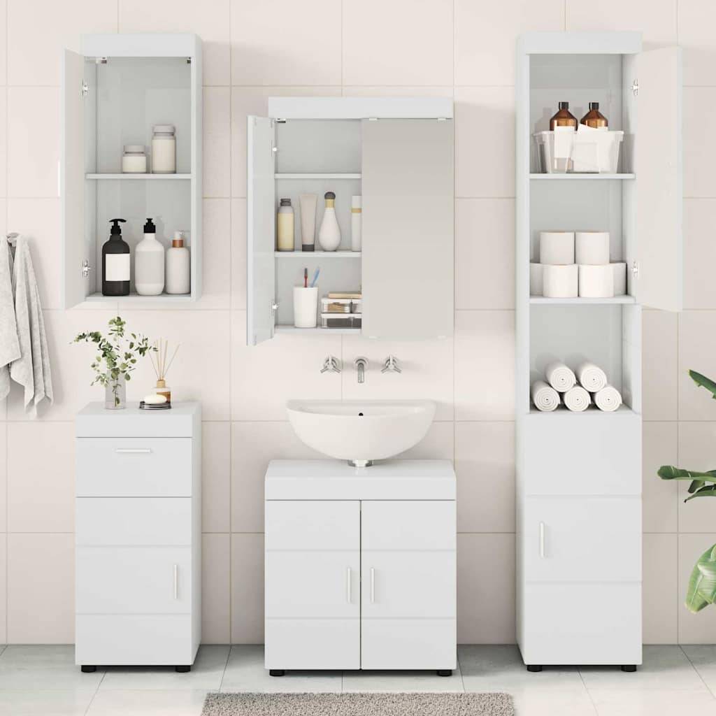 „Weiße Badezimmerschränke mit offenen Türen, in denen Toilettenartikel und Handtücher zu sehen sind. Der mittlere Schrank hat ein kleines Waschbecken unter einem verspiegelten Schrank.