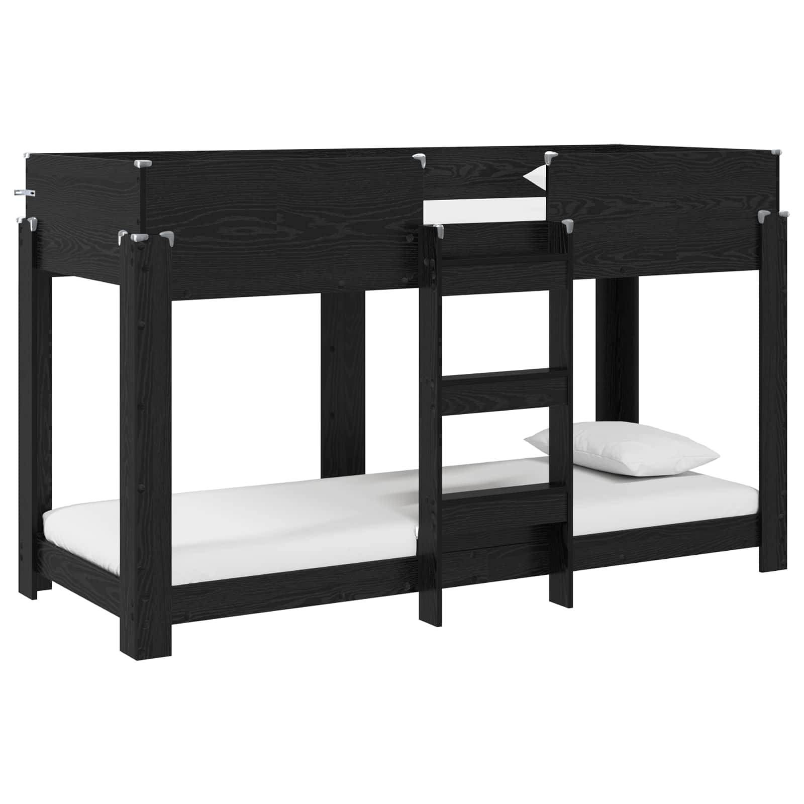 Ein schwarzes Holz-Etagenbett mit einer Leiter in der Mitte und zwei weißen Matratzen, eine oben und eine unten.
