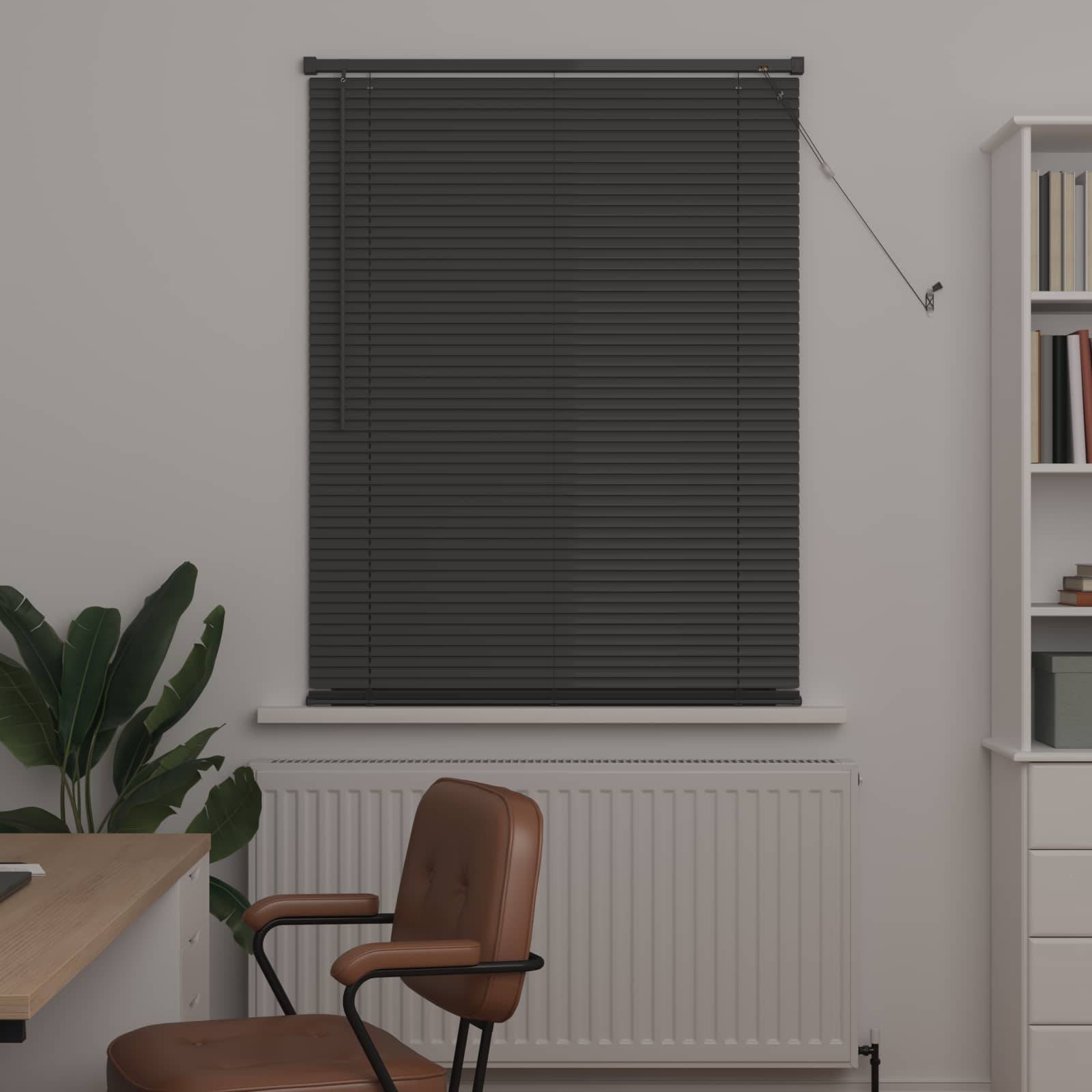 Büroraum mit einem braunen Stuhl, Schreibtisch und einem Bücherregal. In der Nähe befinden sich ein Fenster mit geschlossenen Jalousien und eine Topfpflanze.