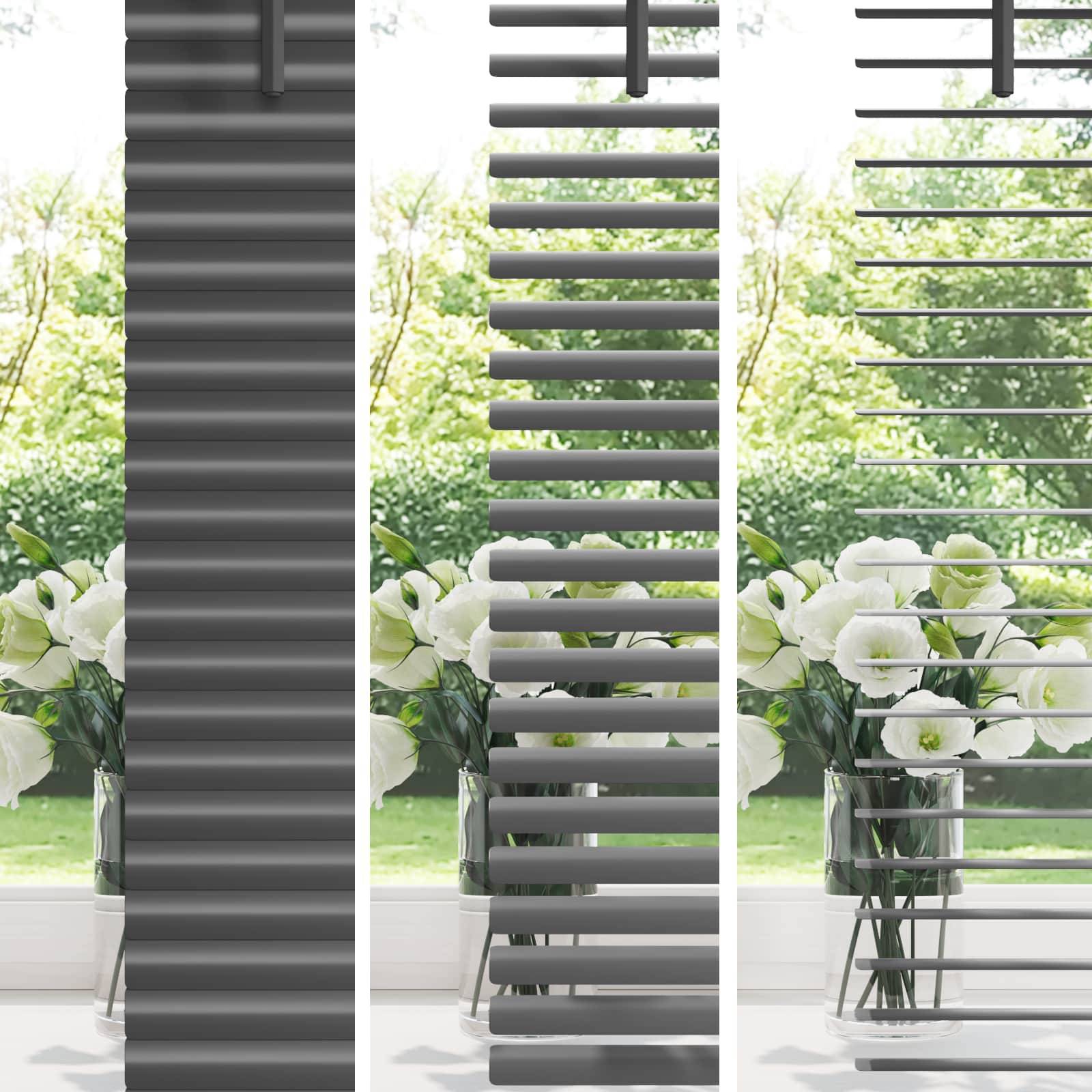 Drei vertikale Metallheizkörper in verschiedenen Stilen stehen in einem hellen Raum mit einem Fenster und weißen Blumen im Hintergrund.