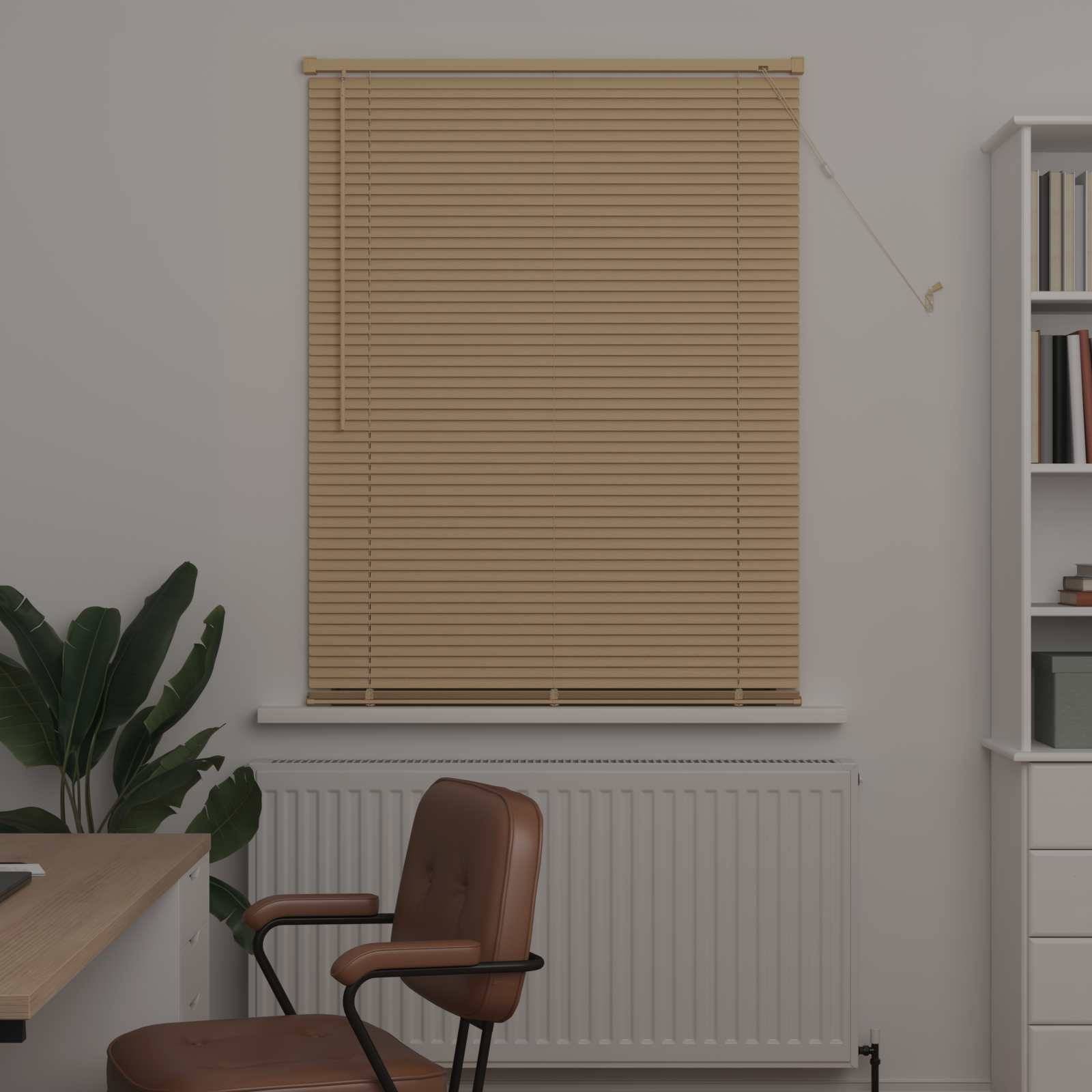 Gemütliches Homeoffice mit einem braunen Lederstuhl, Schreibtisch und einer Topfpflanze neben einem Fenster mit beigen Jalousien. Weißes Bücherregal auf der rechten Seite.
